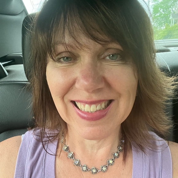 Meet your Posher, Amanda - Picture 2 of 2